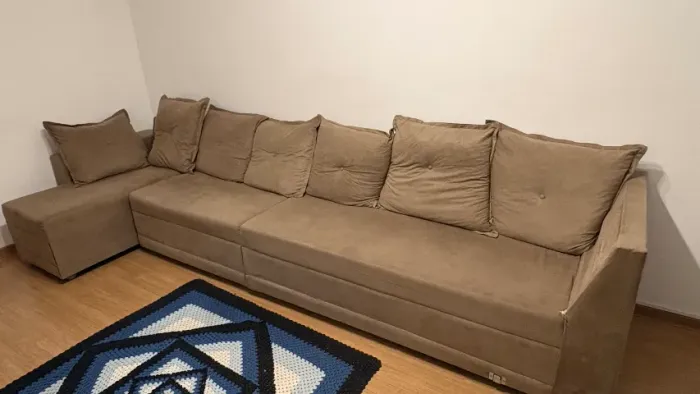 Sofá grande em L bege com chaise + almofadas