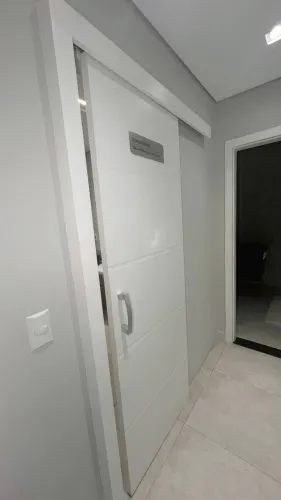 Porta de correr frisada branca Artens com batente e puxador 70x210