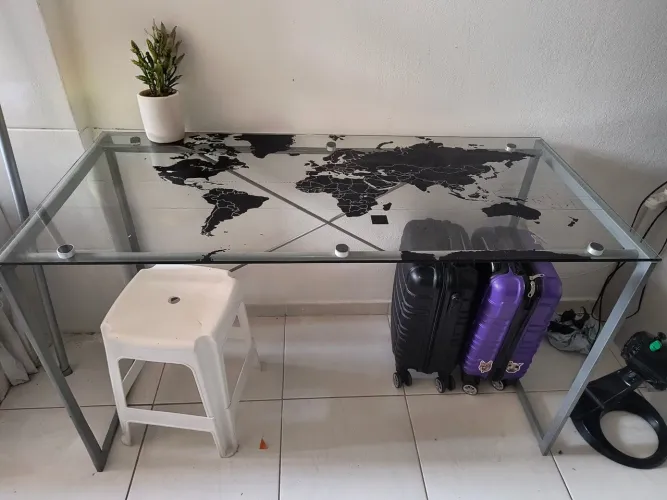 Mesa pra escritório com tampa de vidro
