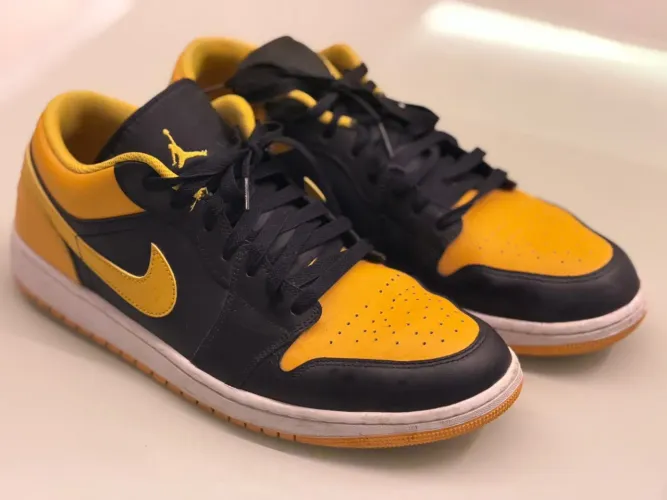 Tênis Air Jordan 1 Low black yellow