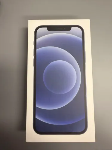 iPhone 12 azul com capinha 