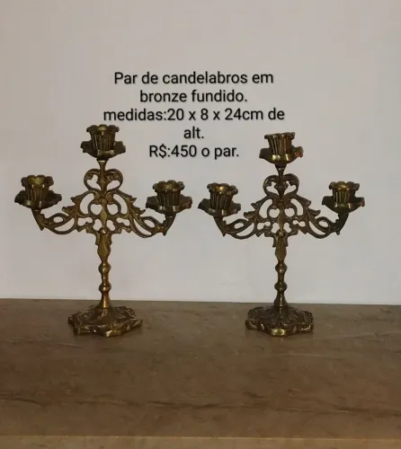 Par de candelabros antigos em bronze fundido 