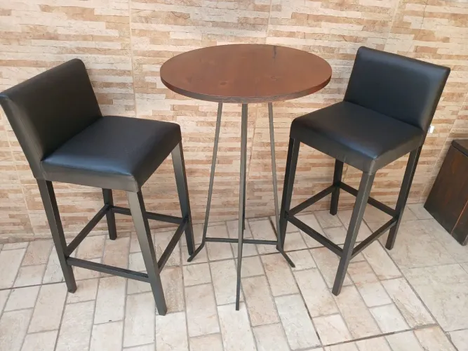 CONJUNTO MESA ALTA BISTRÔ E BANQUETAS DE COURO TOK & STOK 