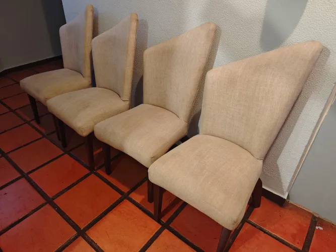 Jogo com 4 Cadeiras Estofadas em Linho Bege / Design Moderno Assimétrico