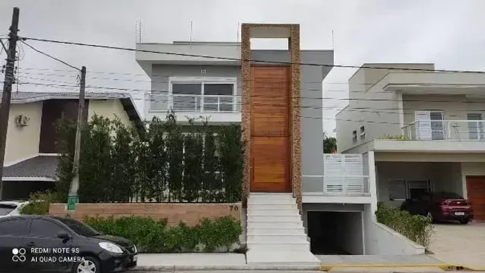 Casa de alto padrão em condomínio fechado lado praia a 500 metros do mar, possui bar e pis