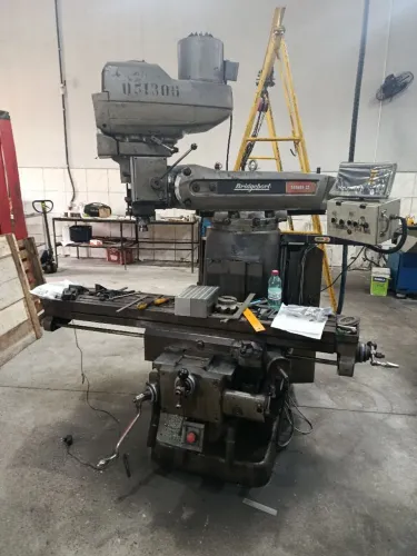 Vende-se Fresadora Ferramenteira Bridgeport BT 50 com cone ISO 40 com inversor 