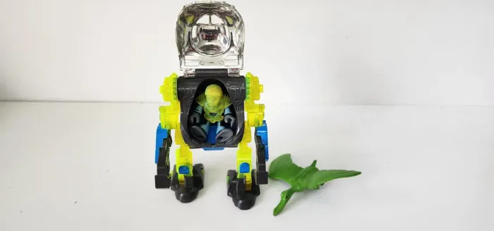 Robô Imaginext com personagem e acessorios. 
