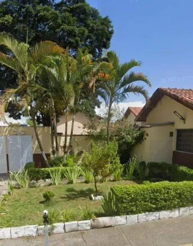 Ótima Casa em condomínio no Vila Carmela I