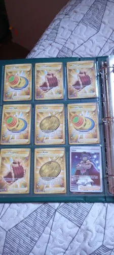 Álbum com várias cartas pokémon