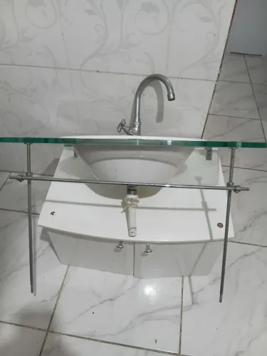 Pia de vidro com gabinete branco