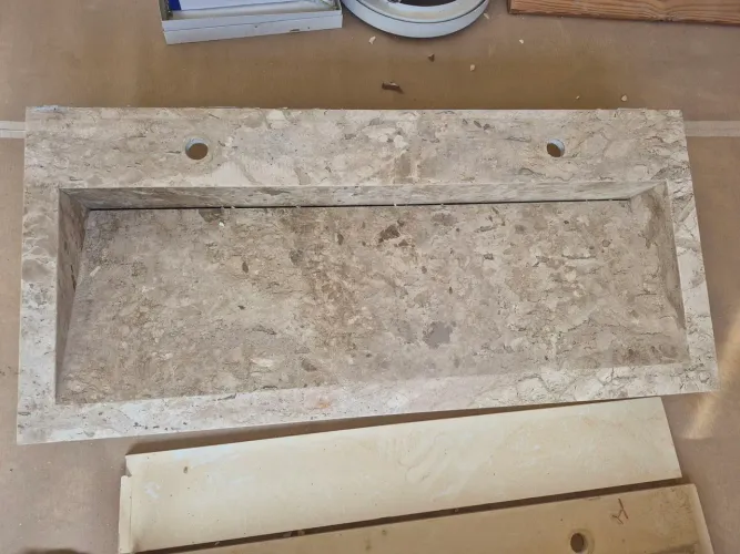 Bancada com pia esculpida de Mármore Travertino Romano de 1,1m x 0,5m