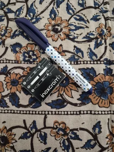 Caneta Schneider Voice na cor azul escuro com detalhes geométricos brancos e azul-marinho