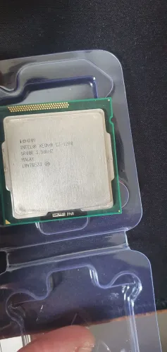 Intel xeon E3 1280 LGA 1155 (equivalente ao i7-3770)
