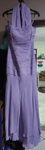 Vestido longo de festa em cetim lilás