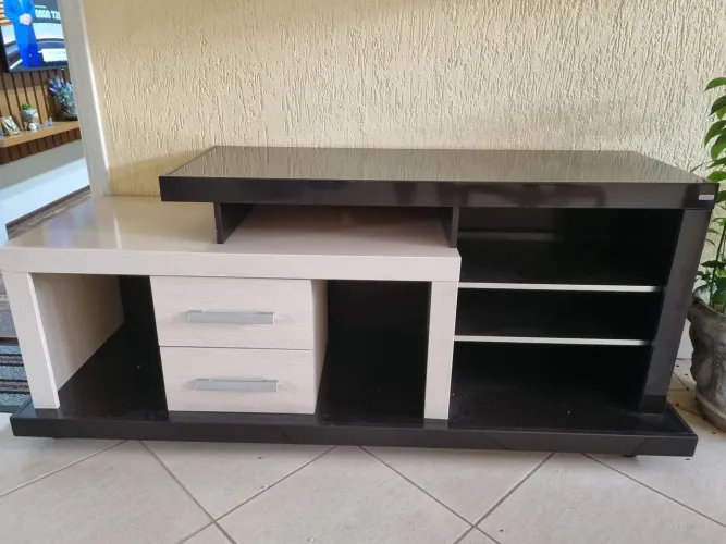Estante para sala em madeira