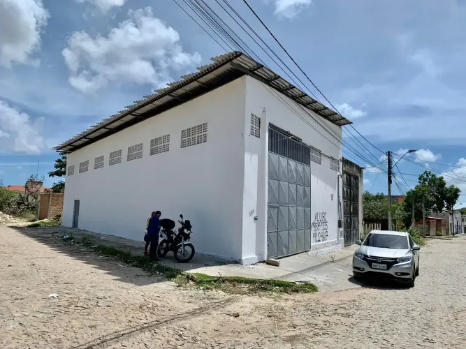 Galpão Comercial de Esquina 450m² | Ideal para Indústria, Depósito ou Igreja | Jangurussu