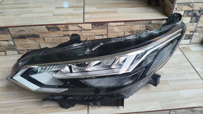 Farol Nissan Sentra