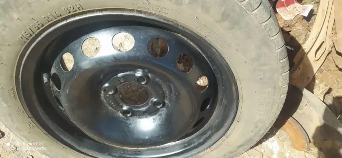 Roda aro 13 da Fiat com pneu 130
