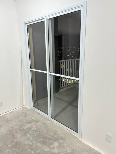 Porta balcão de alumínio marca Aluminq 1.60x2.10