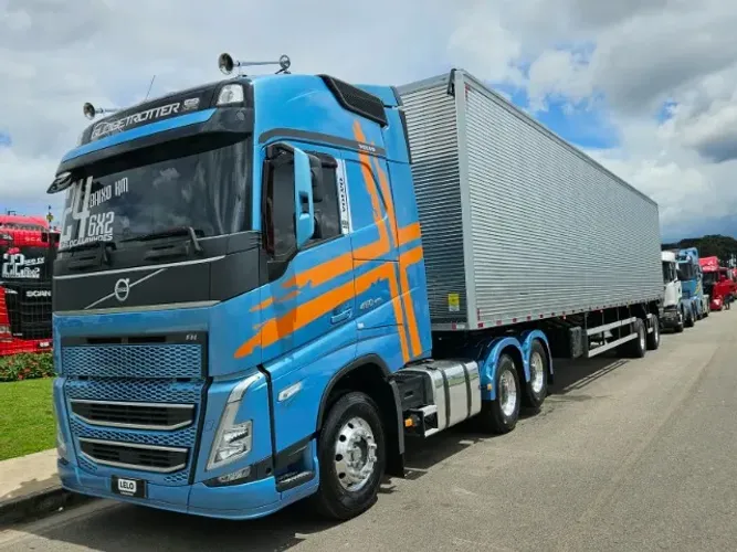 Volvo FH 460 6x2 Globetrotter Ano 24 Multimídia geladeira + Baú 2 Eixo Nostra Ano 2027 0km