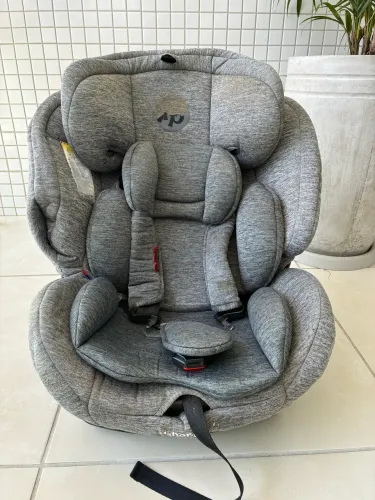 Vendo 2 cadeirinhas de carro para crianças de zero meses a 7 anos