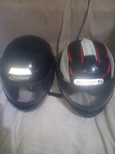 Capacetes preto e branco