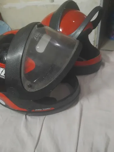 Vende dois capacete