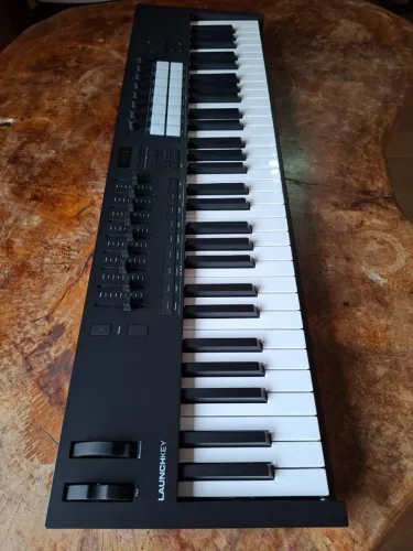 Teclado Controlador Novation Mk4  61 teclas