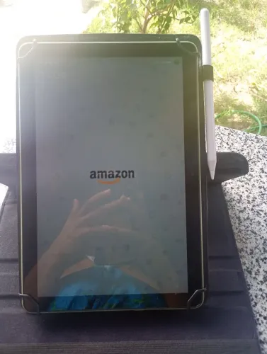 Tablet Amazon Fire HD 10 64 GB com caneta e capa