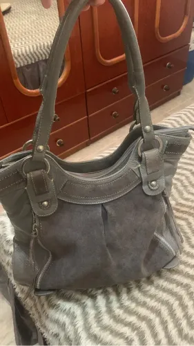 Bolsa tiracolo em couro  com camurça  Andarella. Semi- nova
