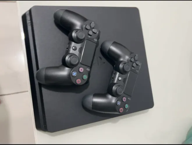 Sony PlayStation 4 PS4 Slim 1tb +2 controles
