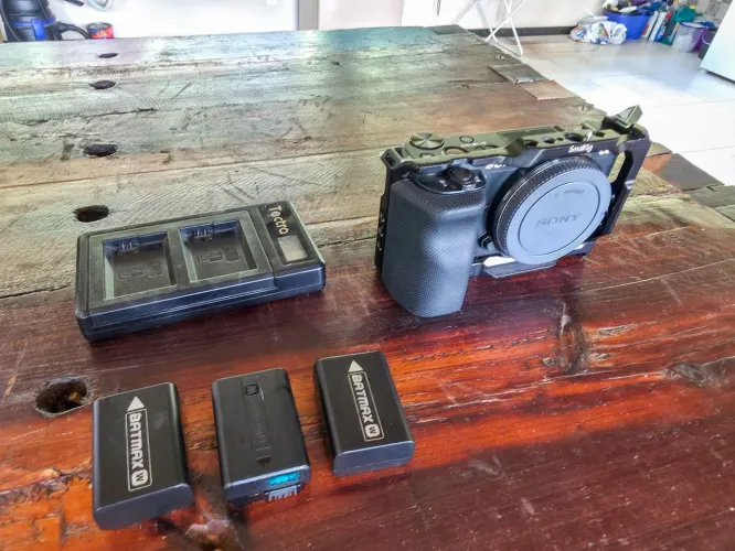 Sony ZV-E10 + Cage + 3 Baterias