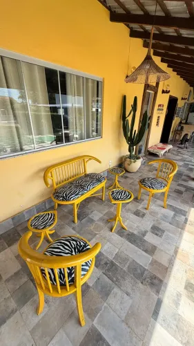Conjunto de banco, cadeiras e mesas de centro 