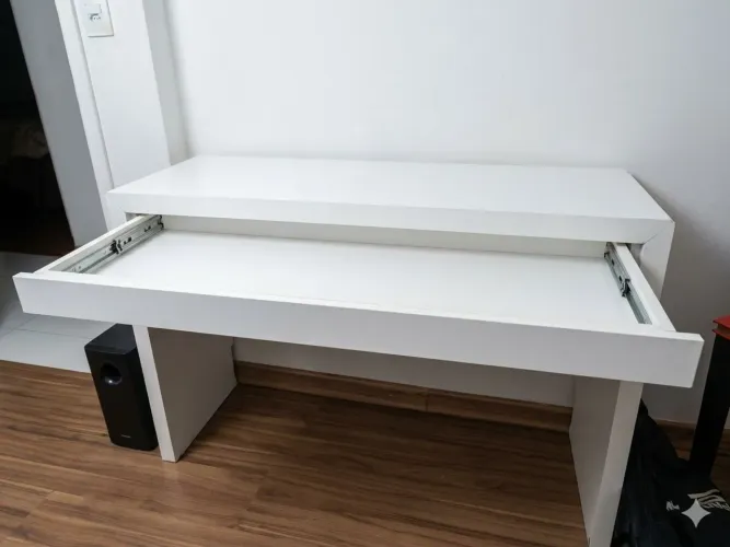 Mesa Escrivaninha Branca com Gaveta e Tomada - Excelente Estado! ?
