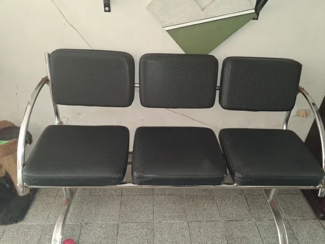 Vende-se 2 longarinas para salão de beleza,  escritório...