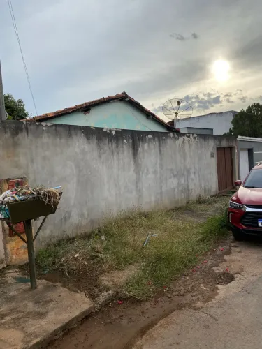 ? CASA COM QUINTAL GRANDE À VENDA EM BOCAIUVA - MG
