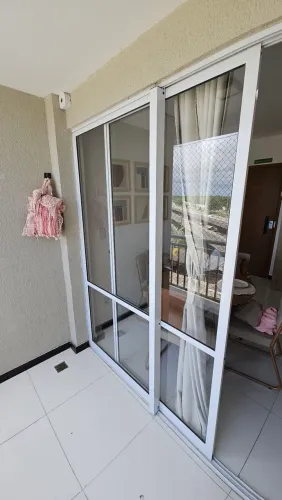 Porta de vidro para varanda/sacada com estrutura em alumínio branco - excelente estado