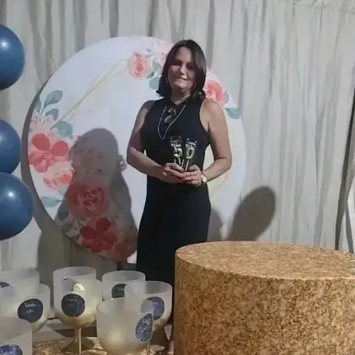 Faço faxina.  Estou disponível às segundas e quintas. 