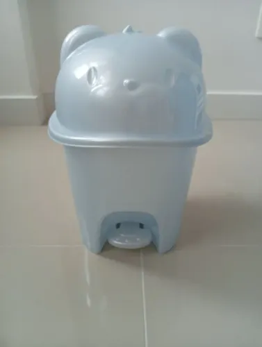 Lixeira infantil com pedal. 6,5l