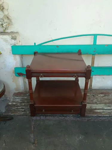 Mesa de cabeceira antiga