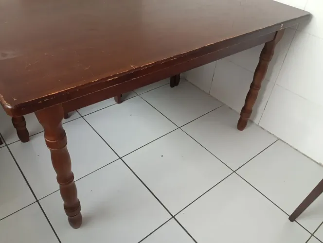 Jogo de mesa e 4 cadeiras madeira maciça