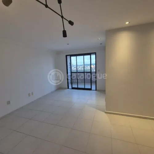 Aluga Apartamento de 3 quartos, 2 vagas e cond. completo, armários em Ponta Negra, Andar A