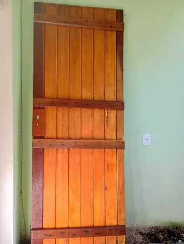 Vendo porta de madeira maraca tiara  comum com fechadura na caixa nova interessados chamar