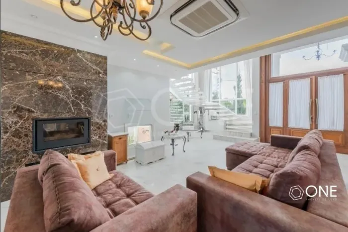 Casa no condomínio Terra Ville com 4 dormitórios e 6 vagas de garagem.