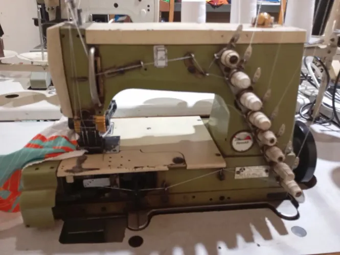 Máquina de costura elastiqueira