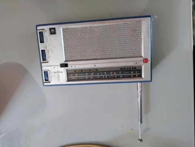 Rádio am CROWN relíquia para colecionador. Duas faixas , antena telescópica, bateria de 9v
