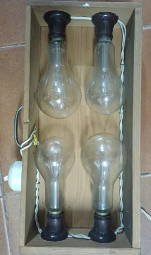 Conjunto de lâmpadas incandescentes antigas montadas em uma caixa de madeira