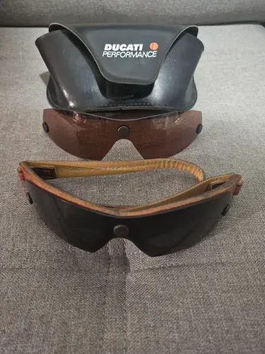 Óculos Ducati vintage com lente extra.