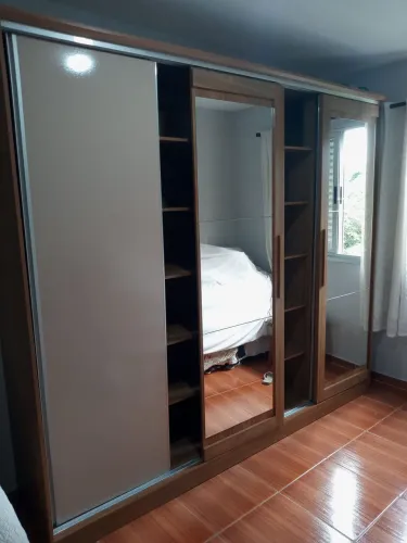 Guarda-roupa Casal com Espelho 4 Portas de Correr 6 gavetas