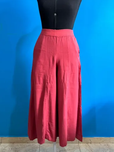 Calça Pantacourt Cor Vermelho Tamanho PP com Bolsos em Viscose Linho Feminina Cintura Alta